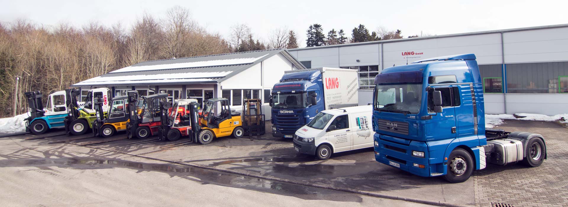 Großer Fuhrpark vor der Lagerhalle der Firma Lang GmbH bei Oberndorf am Neckar