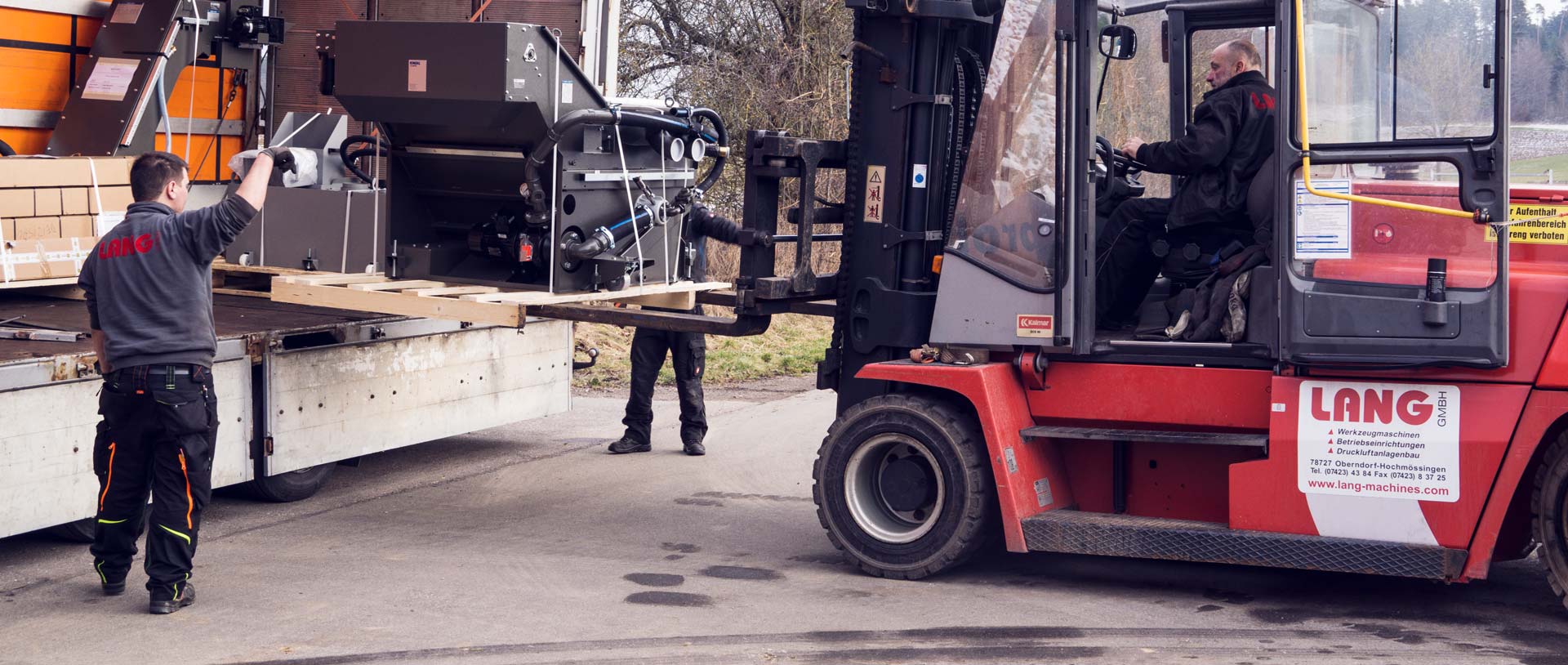 So funktioniert Maschinentransport: Eine große Machine wird auf den LKW verladen.